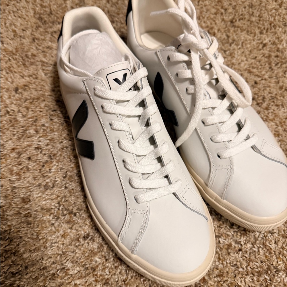 Veja Men's White Sneakers with Black Accents -Esplar logo leather (unisex)